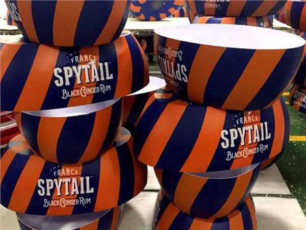 Plastové dosky s podsvietenými nápismi Spytail na vákuové tvarovanie